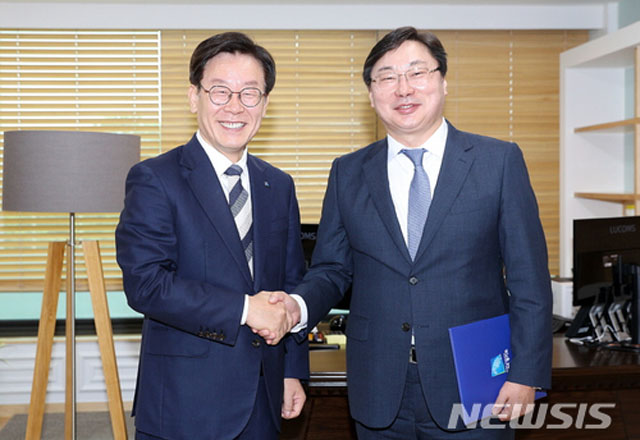 ▲ 이재명 경기지사가 지난 7월 10일 이화영 경기 평화부지사를 임명하는 장면. ⓒ뉴시스. 무단전재 및 재배포 금지.