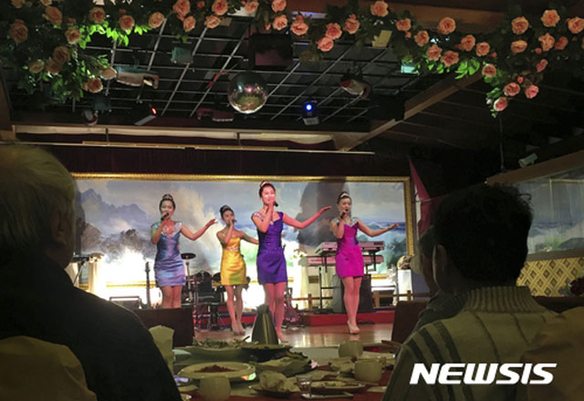 ▲ 2017년 9월 저녁 공연을 하는 中베이징 옥류관 직원들. 中베이징 옥류관은 유엔 안보리 대북제재 결의에 따라 문을 닫은 것으로 알려졌다. ⓒ뉴시스. 무단전재 및 재배포 금지.