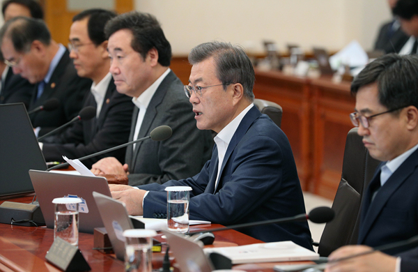 ▲ 문재인 대통령이 8일 청와대 세종실에서 국무회의를 주재하고 있다. ⓒ뉴시스 DB