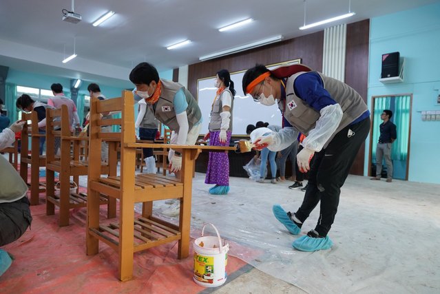▲ 국민은행 노조원들이 지난 2일 미얀마 양곤의 송출근로자센터를 찾아 페인트칠 등 환경개선 작업을 하고 있다.ⓒ국민은행 노조
