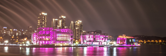 ▲ 에스티 로더 컴퍼니즈의 유방암 캠페인 일환으로 분홍색으로 점등된 반포 세빛섬 ⓒ에스티 로더 컴퍼니즈