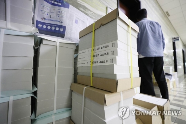 ▲ 국회 본청 상임위원회 회의실 앞에 피감기관들이 제출한 국정감사 요구 자료가 쌓여있다. ⓒ연합뉴스