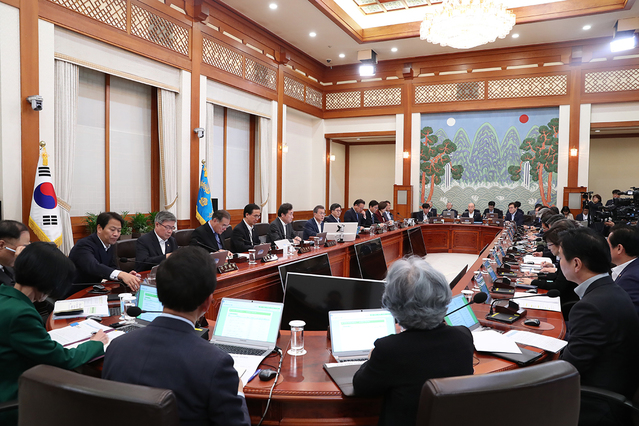 ▲ 문재인 대통령이 8일 국무회의를 주재하는 모습. ⓒ청와대 제공