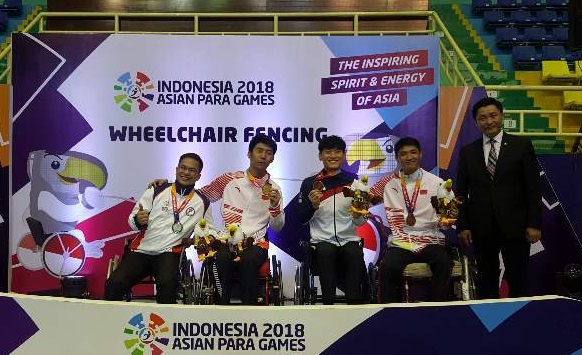 ▲ 7일 열린 2018 인도네시아 장애인아시안게임에서 세종GKL휠체어펜싱팀 심재훈 선수(왼쪽에서 세 번째)가 동메달을 목에 걸고 환하게 웃고 있다.ⓒ세종시