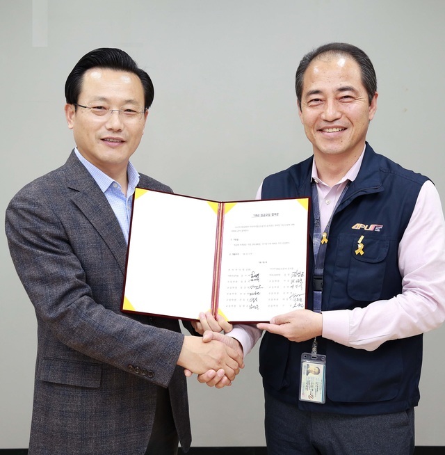 ▲ 8일 서울 강서구 아시아나타운 본사에서 실시된 임금교섭 조인식에서 아시아나항공 김이배 경영관리본부장(왼쪽)과 조종사노조 김영곤 위원장이 기념 촬영을 하고 있다ⓒ아시아나항공