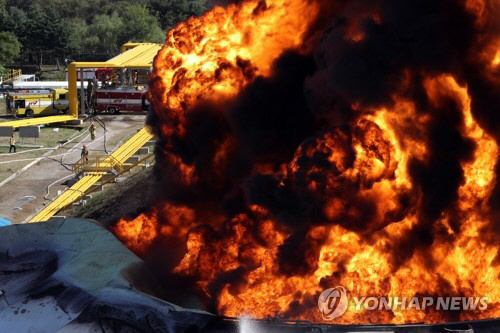 ▲ 지난 7일 경기도 고양시 대한송유관공사 저유소에서 화재가 발생했다. 소방당국이 진화작업을 하고 있다. ⓒ연합뉴스