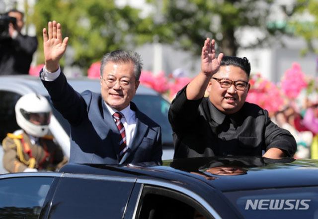 ▲ 지난 9월 18일 평양에서 김정은과 카퍼레이드를 하는 문재인 대통령(해당 사진은 기사 본문과 직접적 관련이 없습니다.) ⓒ뉴시스. 무단전재 및 재배포 금지.