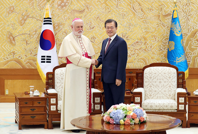 ▲ 문재인 대통령이 지난 7월 5일 '갈라거' 교황청 외교장관을 접견하는 모습. ⓒ청와대 제공