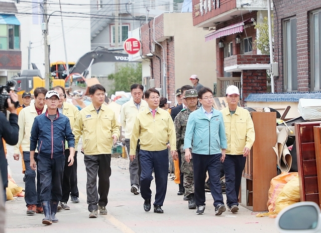 ▲ 권영진 대구시장이 지난 9일 경북태풍피해지역 영덕군을 격려 방문했다.(사진 왼쪽부터 세번째 권영진 대구시장, 이철우 경북도지사)ⓒ대구시