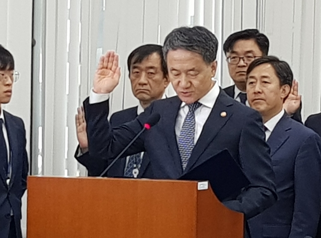 ▲ 박능후 보건복지부 장관이 10일 국정감사에 앞서 선서를 하고 있다. ⓒ뉴데일리