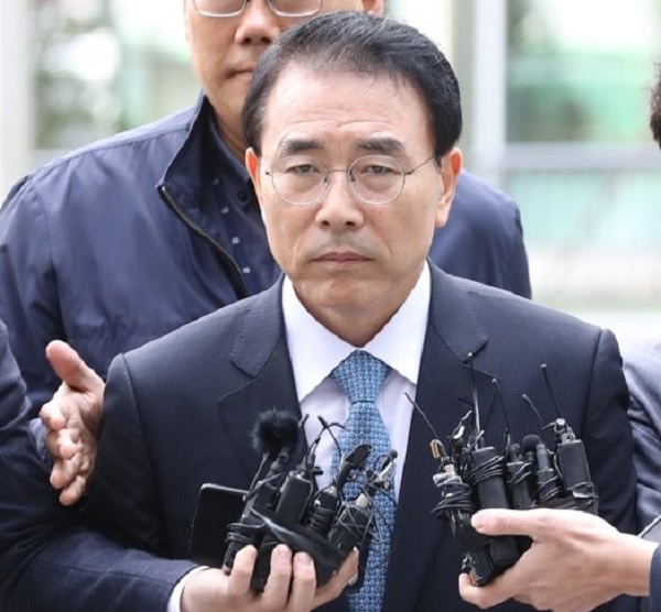 ▲ 신한은행 신입사원 부정채용 의혹을 받는 조용병 신한금융지주 회장이 10일 오전 영장심사를 받기 위해 서울동부지법에 출석하고 있다.ⓒ연합뉴스