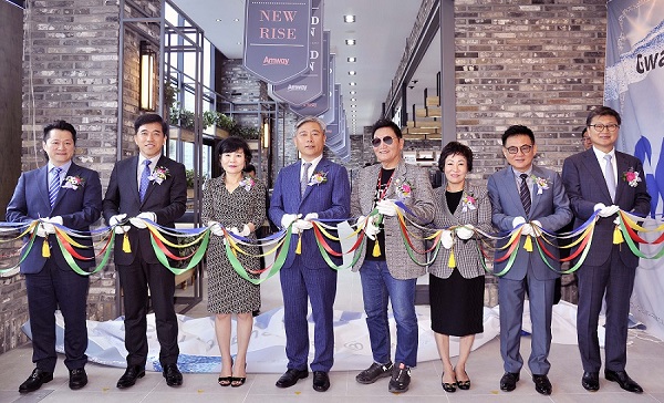 6일 진행된 광주 암웨이 비즈니스 센터 오픈식에서 김장환 한국암웨이 대표(왼쪽에서 네 번째)가 참석한 가운데 테이프 커팅이 진행되고 있다ⓒ한국암웨이