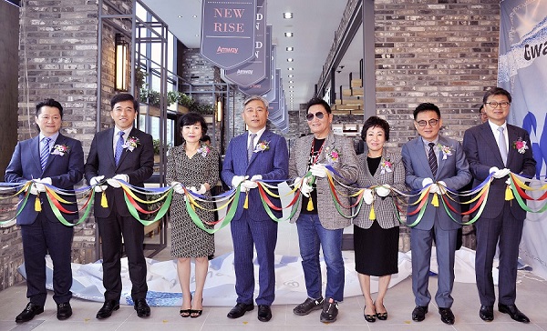 ▲ 6일 진행된 광주 암웨이 비즈니스 센터 오픈식에서 김장환 한국암웨이 대표(왼쪽에서 네 번째)가 참석한 가운데 테이프 커팅이 진행되고 있다ⓒ한국암웨이