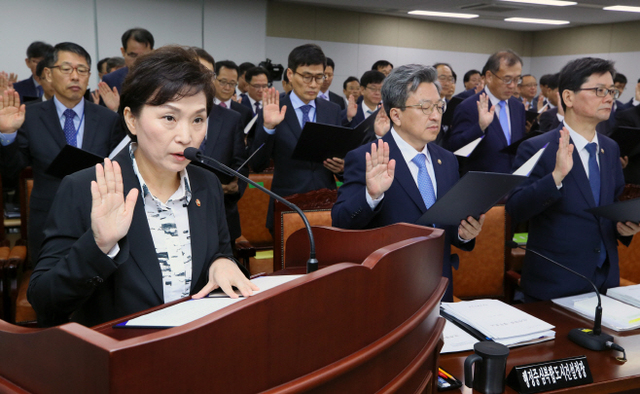 ▲ 김현미 국토교통부 장관이 10일 정부세종청사에서 열린 국토부 국정감사에 참석해 선서를 하고있다.ⓒ연합뉴스