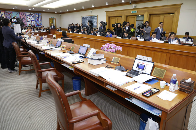 ▲ 김명수 대법원장이 10일 서울 서초구 대법원에서 열린 국회 법제사법위원회의 대법원 국정감사에서 인사말을 하고 있다. 김 대법원장 인사말 때 야당 의원들이 퇴장해 자리가 비어 있다. ⓒ뉴시스 DB