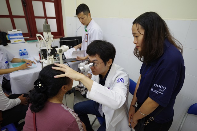 인하대병원 의료진이 베트남 주민의 시력을 검진하고 있는 모습. ⓒ포스코건설