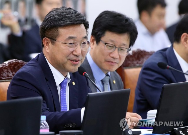 ▲ 윤호중 더불어민주당 의원이 10일 세종시 정부세종청사에서 열린 국회 국토교통위원회 국정감사에서 질의하고 있다.ⓒ연합뉴스