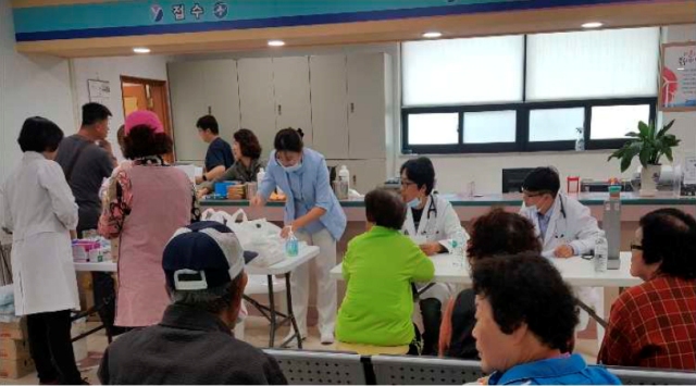 ▲ 영덕아산병원이 태풍 피해지역 주민들엑게 의료봉사를 하고 있다.ⓒ영덕군