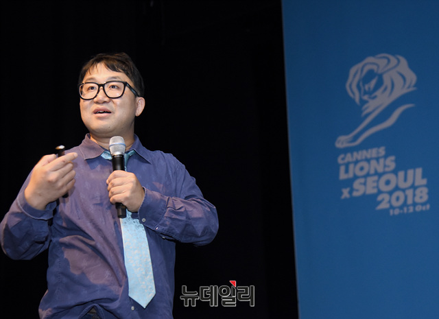 ▲ 유현재 서강대학교 커뮤니케이션학부 교수가 '칸 라이언즈 X 서울' 페스티벌 에서 크리에이티비티 트렌드에 대해 강연하고 있다 ⓒ뉴데일리