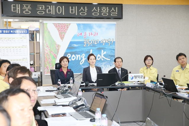 ▲ 대구시의회 의장단이 10월 임시회 기간 중 태풍‘콩레이’ 피해 지역 위로 방문에 나섰다.(사진 중앙 왼쪽부터 김혜정 부의장, 배지숙 의장, 장상수 부의장)ⓒ대구시의회