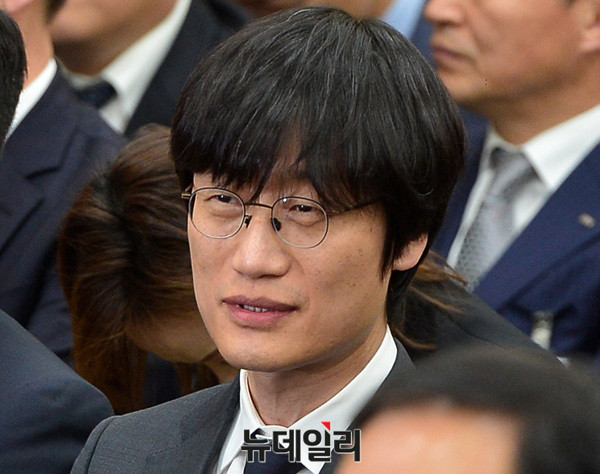 ▲ 이해진 네이버 총수가 지난해 10월 30일 오후 국회에서 열린 국회 과학기술정보방송통신위원회 종합국정감사에 증인으로 출석해 고개 숙여 사과하고 있다. ⓒ뉴데일리 공준표 기자