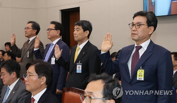 ▲ 올해 국정감사가 10일 막을 올렸다. 유통업계는 오너가 및 수장 등 증인 출석이 많았다. 사진은 조윤성 GS리테일 편의점사업부 대표(오른쪽)와 정승인 코리아세븐 대표(오른쪽세번째)가 10일 오후 국회에서 계속된 산업통상자원부 국정감사에서 증인선서를 하고 있다.ⓒ연합뉴스