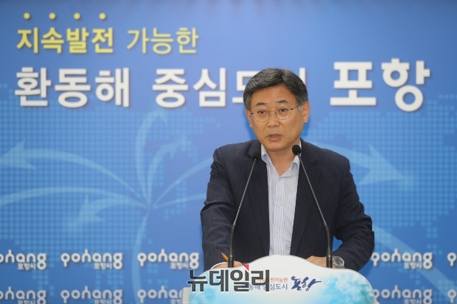 ▲ 조현국 포항시 자치행정국장이 10일 시청브리핑 룸에서 기자간담회를 열고 '시민참여 공감소통', P-voting 시행에 대해 설명을 하고 있다.ⓒ뉴데일리
