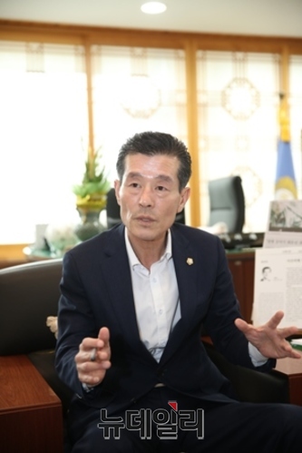 ▲ 서재원 포항시의회 의장이 뉴데일리와 인터뷰에서 취임 100을 맞은 소감과 시민소통 등에 대한 입장을 자세히 밝히고 있다.ⓒ뉴데일리