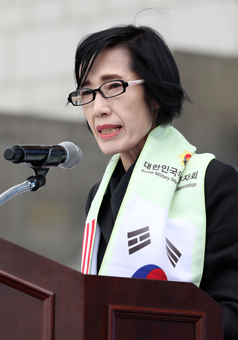 ▲ 피우진 국가보훈처장이 10일 서울 용산구 전쟁기념관 평화의 광장에서 열린 장진호 전투영웅 추도식에서 문재인 대통령의 추도사를 대독하고 있다. ⓒ뉴시스 DB