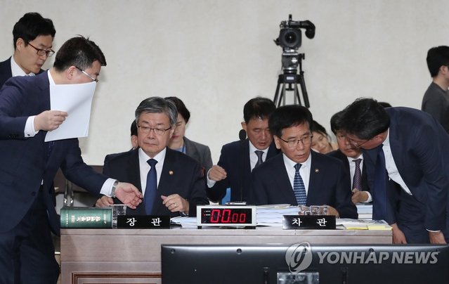▲ 국정감사 참석한 이재갑 고용노동부 장관.ⓒ연합뉴스