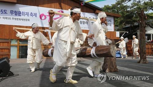 ▲ 2015년 경기도 양주시 장흥면 청향사에서 열린 이북5도 무형문화재 축제 ‘어울림’에서 참가자들이 함경북도 무형문화재 제2호 두만강뗏목놀이소리를 선보이고 있다. ⓒ 연합
