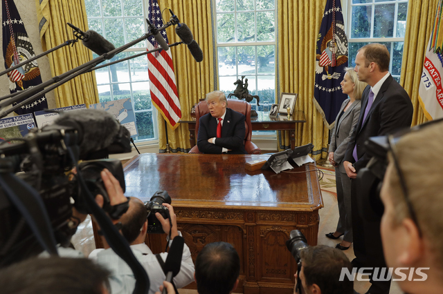 ▲ 10일(현지 시간) 백악관 집무실에서 기자들의 질문에 답하고 있는 트럼프 대통령ⓒ뉴시스. 무단 전재 및 재배포 금지.