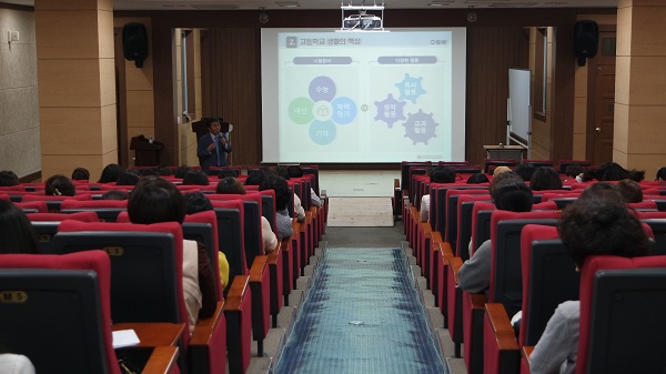 ▲ 지난 4일 두루중학교에서 진행한 ‘찾아가는 2022학년도 대입제도 개편안 설명회’ 장면.ⓒ세종시교육청