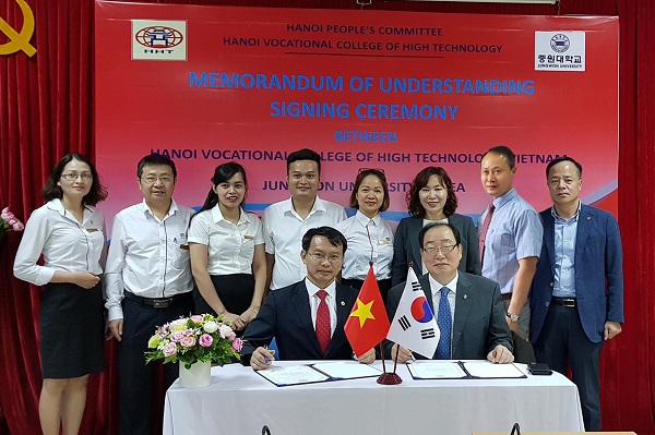 ▲ 중원대학교가 지난 5일 베트남 하노이 하이테크 기술대학에서 이 학교와  국제교류 협약을 가졌다.ⓒ중원대