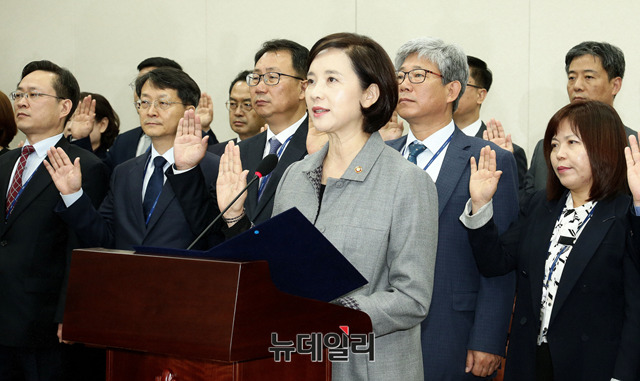 ▲ 유은혜 부총리 겸 교육부 장관이 11일 오전 국회에서 열린 국회 교육위원회의 국정감사에 출석해 선서를 하고 있다. ⓒ뉴데일리 이종현 기자