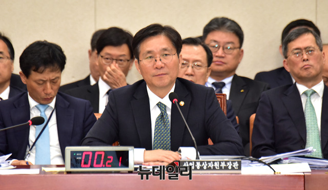 ▲ 성윤모 산업통상자원부 장관이 11일 오전 국회에서 열린 산업통상자원중소벤처기업위원회 국정감사에서 의원들의 질문에 답하고 있다. ⓒ뉴데일리 이종현 기자