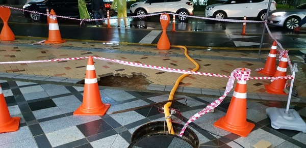 ▲ 세종시 보람동의 한 식당  앞에서 지난 4일 식재료 차량이 지나간 뒤 바닥이 꺼진 가운데 이 곳을 지나는 시민들의 안전을 위해 임시로 ‘위험존’을 알리는 테이프가 둘러쳐저 있다.ⓒ독자제공