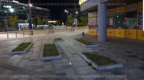 ▲ 세종시 보람동 일대의 인도 보도블럭 위에 나무도 심지 못하는쓸모없는 화단을 조성해 놓아 자전거 등을 타고 이 곳을 지나는 어린이들에게 안전사고 발생이 잦고 있다.ⓒ독자제공