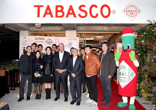 함영준 오뚜기 회장, 토니 시몬스 타바스코 CEO가 타바스코 글로벌 키친 이벤트에서 기념촬영을 하고 있다.ⓒ오뚜기