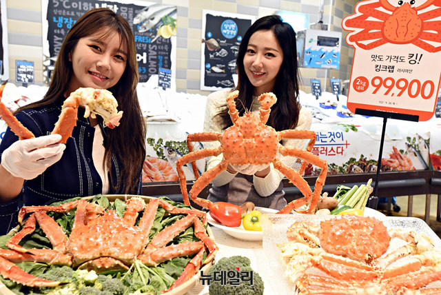 ▲ 홈플러스 영등포점에서 모델들이 킹크랩을 선보이고 있다. ⓒ홈플러스