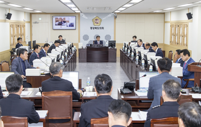 ▲ 경북도의회 예산결산특별위원회는 11일 오전 10시 30분부터 도 본청 7개 실국과 경상북도 교육청의 2017회계연도 세입·세출결산 및 예비비 승인 건에 대한 심사를 끝으로 결산심사를 마무리하고 원안대로 의결했다.ⓒ경북도의회