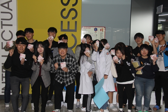 ▲ 수성대학교 총학생회가 10일과 11일 중간고사 준비 학생을 위해 햄버거를 제공하는 ‘중간고사 간식 나눔 이벤트’를 펼쳤다.ⓒ수성대