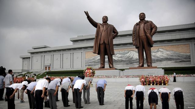 지난 2017년 7월 김일성 사망일을 맞으며 북한 주민들이 김일성 동상을 참배하고 있다. ⓒ VOA