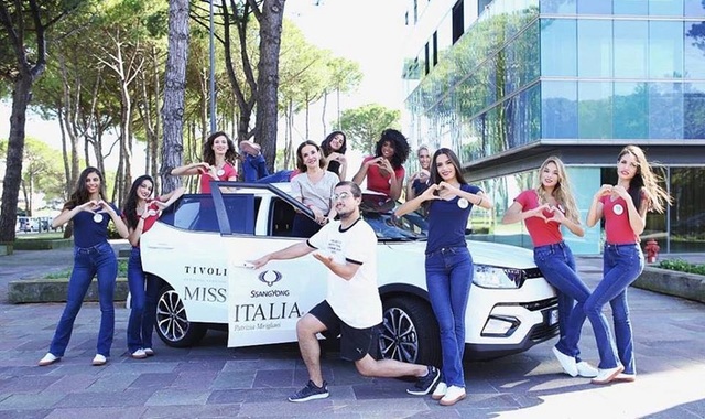 지난달 2018 미스 이탈리아 본선 진출자들과 대회 진행자가 대회 공식차량으로 제공된 티볼리를 배경으로 촬영을 하고 있다.ⓒ쌍용자동차