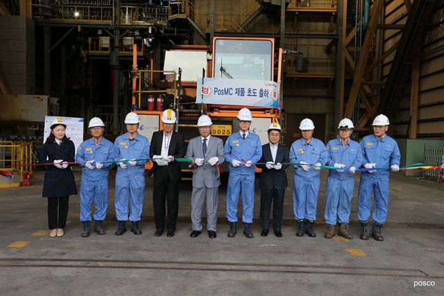 ▲ 포스코 임직원 및 고객사 관계자들이 PosMC 초도출하 기념식에서 테이프 커팅하는 모습(왼쪽 5번째부터 강호경 현진소재 사장, 오형수 포항제철소장, 김복태 포스코 글로벌마케팅조정실장).ⓒ포스코