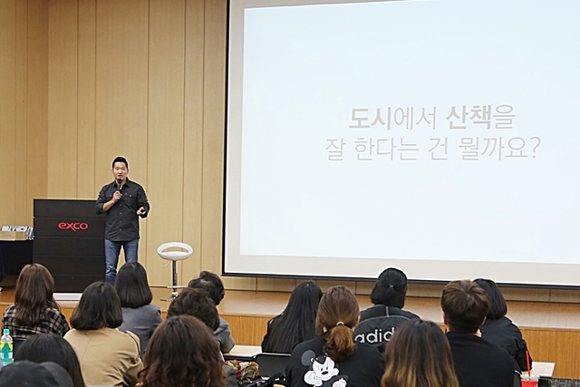 ▲ 12일 오전 대구 엑스코에서 개최된 ‘제13회 대구펫쇼’를 찾은 강형욱 훈련사가 세미나를 진행하고 있다.ⓒ엑스코