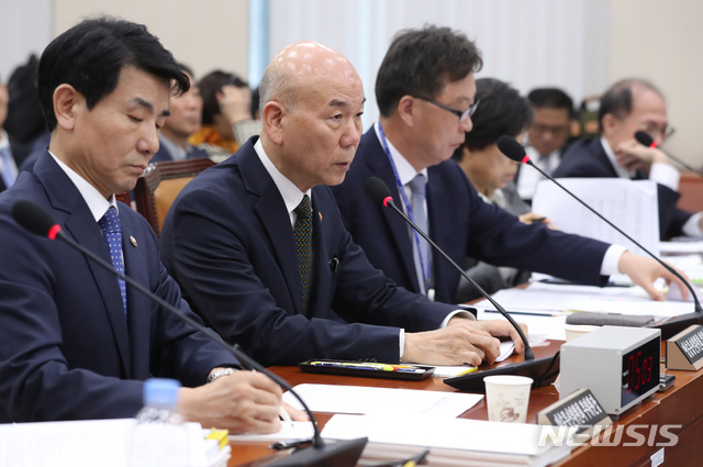 ▲ 11일 오전 서울 여의도 국회에서 열린 과학기술정보방송통신위원회의 방송통신위원회 국정감사에서 이효성 방통위원장이 여야 의원들의 질의에 답하고 있다.ⓒ뉴시스