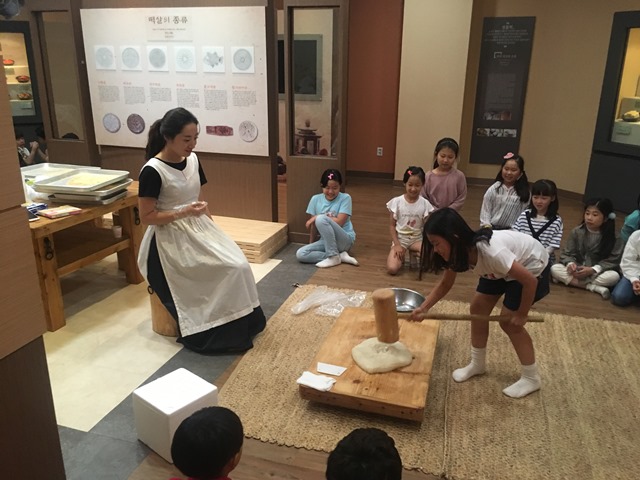▲ 포항전통문화체험관 체험프로그램에 참여한 어린이들이 떡매 체험을 하고 있다.ⓒ시설관리단