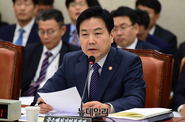 ▲ 홍종학 중소벤처기업부 장관이 12일 국회에서 열린 산업통상자원중소벤처기업위원회의 중소벤처기업부 국정감사에서 의원들의 질문에 답하고 있다. ⓒ뉴데일리 이종현 기자