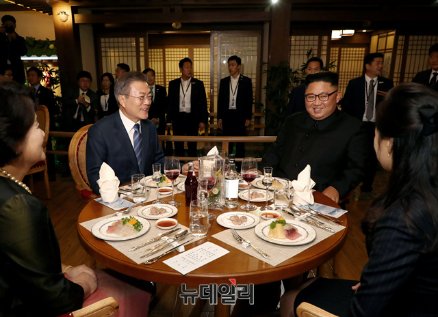 문재인 대통령 내외와 북한 김정은 내외가 지난 19일 오후 평양 대동강 수산물 식당에서 만찬을 함께 하는 모습. ⓒ 평양사진공동취재단